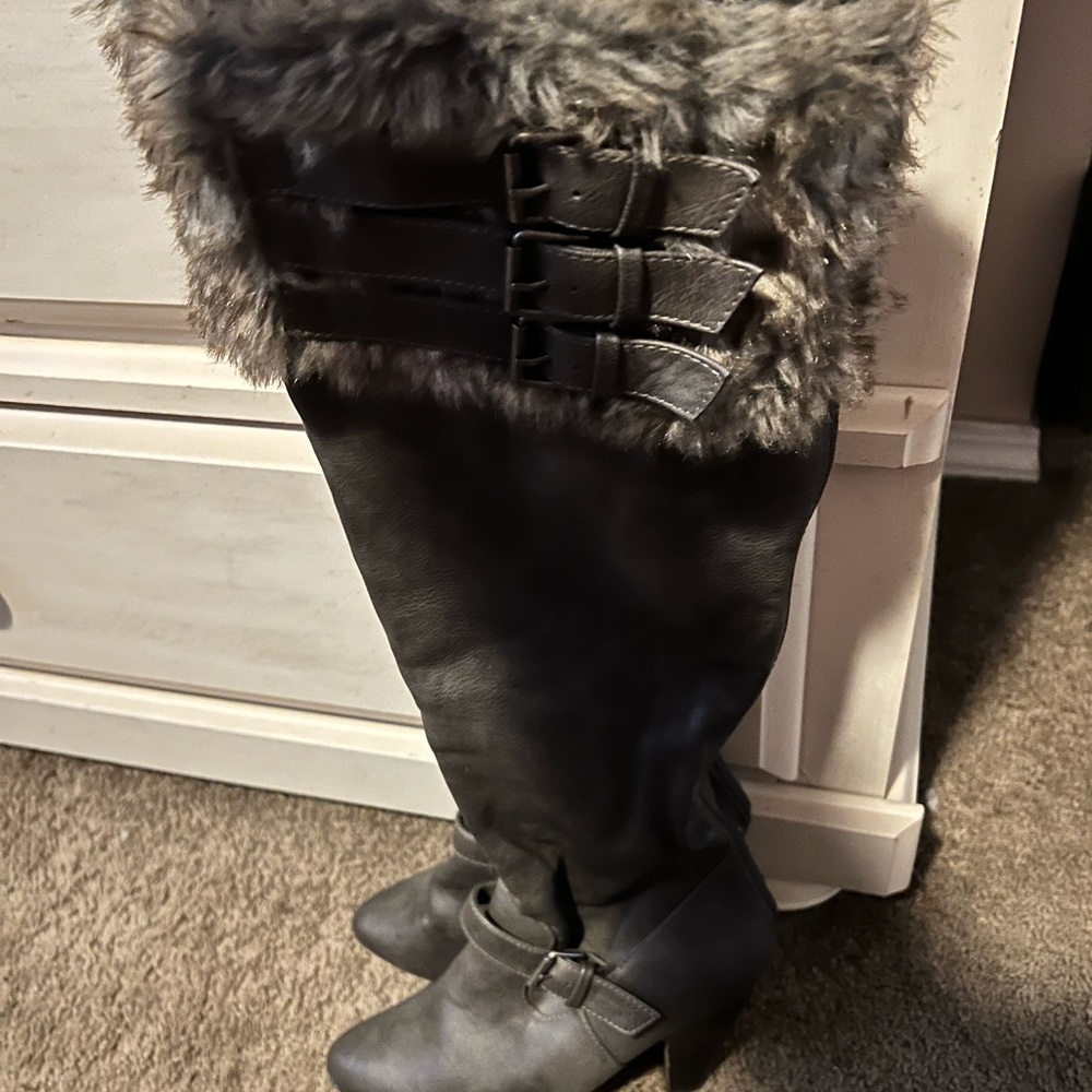 Size 8 knee high boots with the fur! Zips up in back! 3 inch boots. Grey!